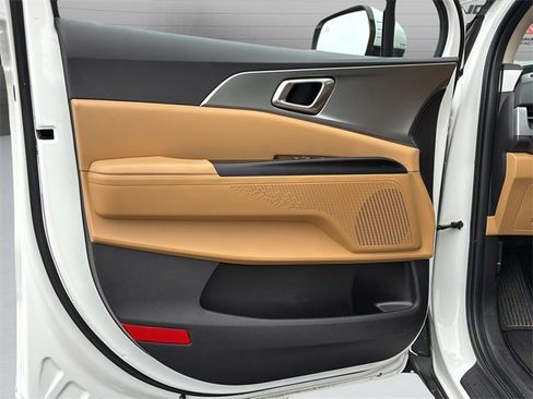 Used 2024 Kia Carnival LX image 28