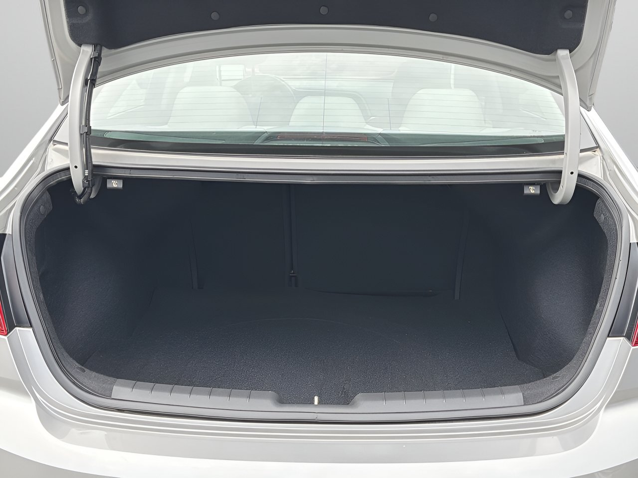 Used 2020 Hyundai Elantra SE FWD image 8