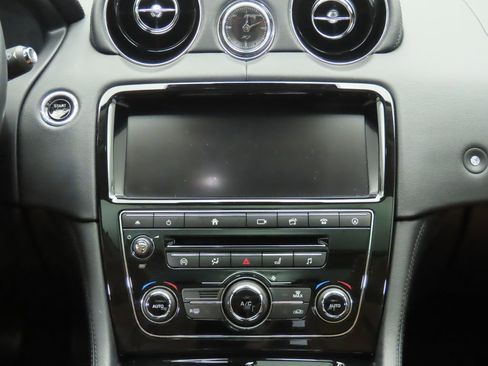 Used 2019 Jaguar XJ R-Sport image 14