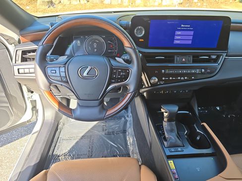 Used 2024 Lexus ES 300h Ultra Luxury image 15
