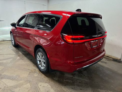 New 2026 Chrysler Pacifica Select image 7