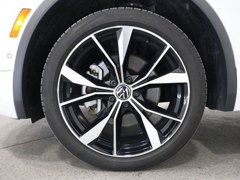 Used 2024 Volkswagen Tiguan SEL R-Line image 5