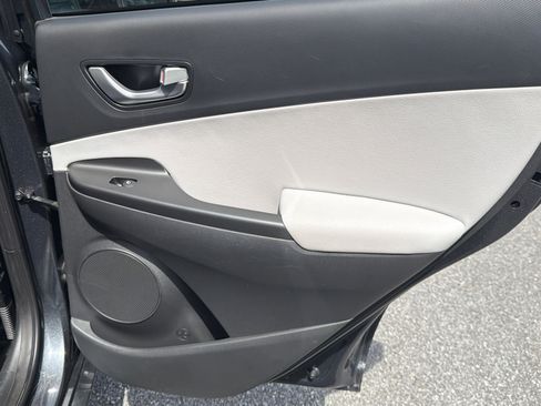 Certified 2022 Hyundai Kona Limited FWD image 17