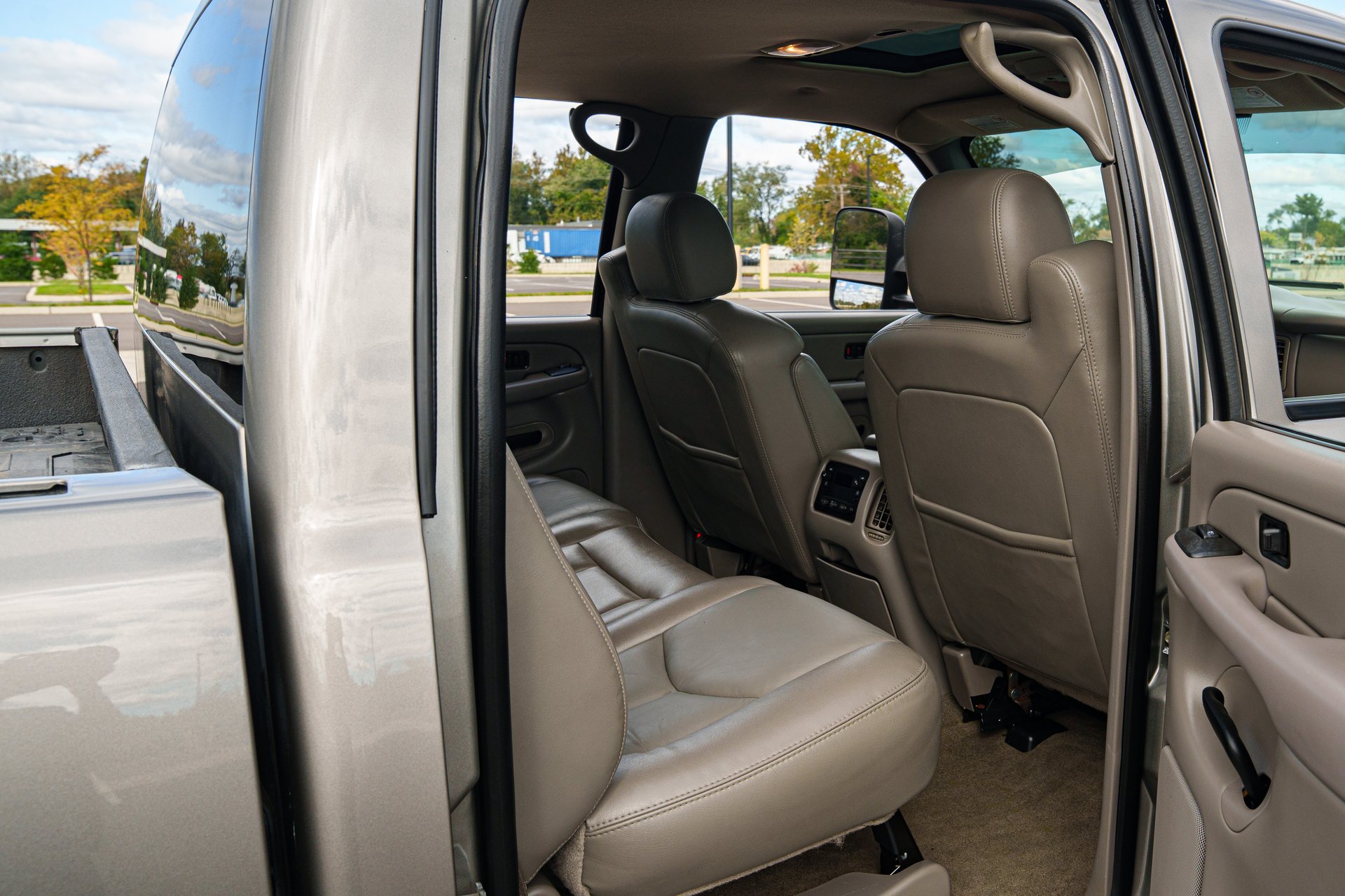 Used 2007 GMC Sierra 2500 SLT w/ Heavy-Duty Power Package AWD/4WD image 37