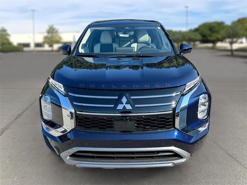 New 2025 Mitsubishi Outlander SE image 2