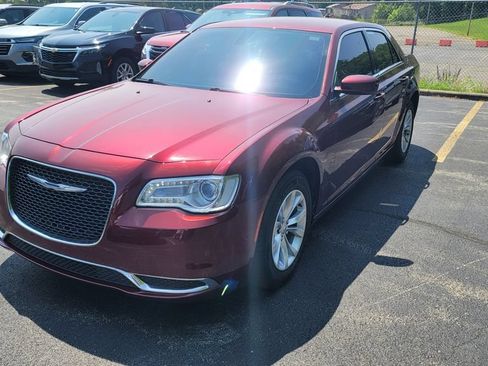 Used 2018 Chrysler 300 Touring RWD image 2