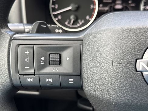 Used 2025 Nissan Rogue S FWD image 19