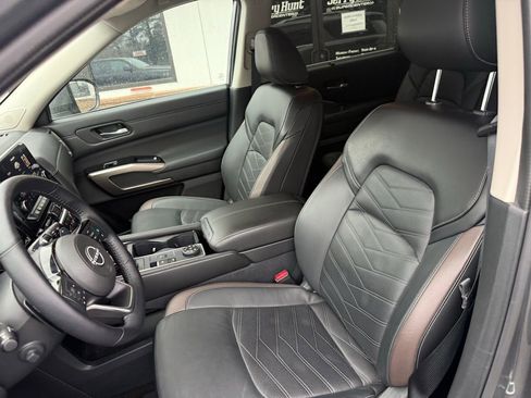 Used 2024 Nissan Pathfinder Platinum w/ Cargo Package image 3