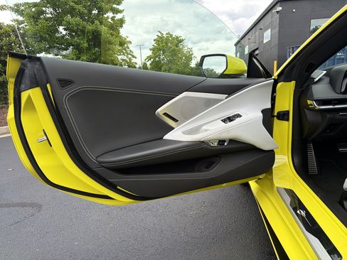 Used 2021 Chevrolet Corvette Stingray Preferred Cpe w/ Z51 Performance Package RWD image 17