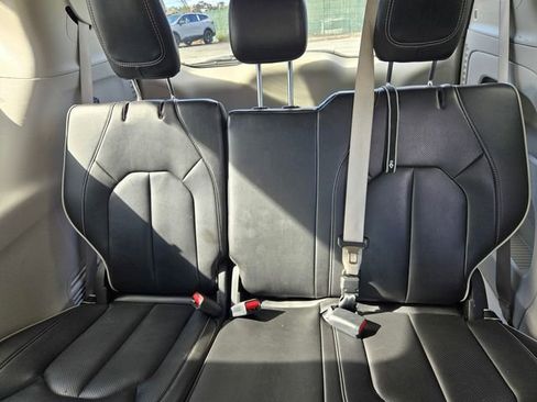 Used 2023 Chrysler Pacifica Limited FWD image 13