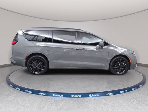 Used 2022 Chrysler Pacifica Limited w/ Uconnect Theater Family Group AWD/4WD image 5
