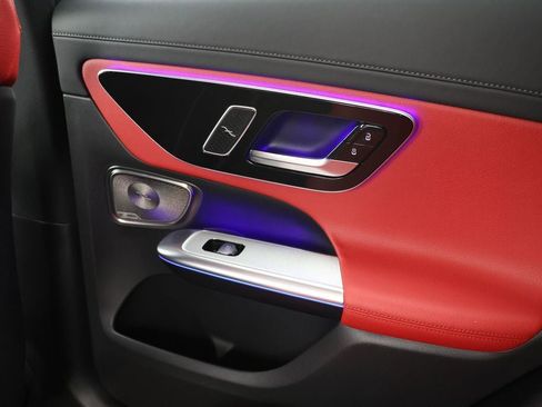 Used 2025 Mercedes-Benz GLC 300 4MATIC image 16