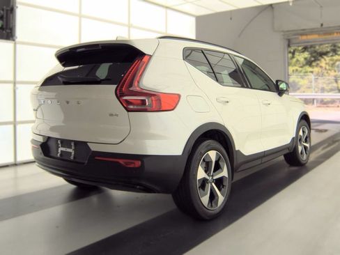 Used 2023 Volvo XC40 B4 Ultimate FWD image 2
