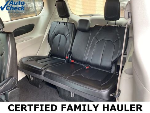 Used 2024 Chrysler Pacifica Touring-L image 18