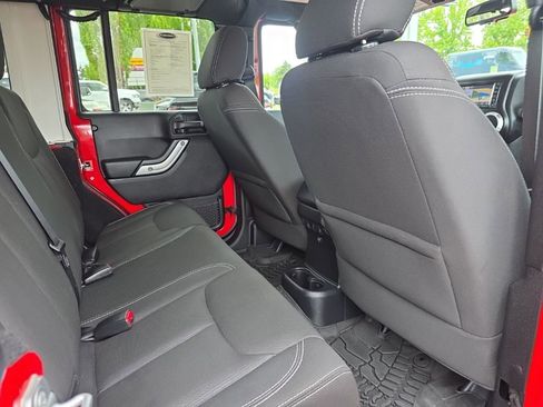 Used 2015 Jeep Wrangler Unlimited Sahara w/ Connectivity Group AWD/4WD image 12