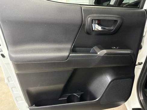 Used 2019 Toyota Tacoma TRD Sport AWD/4WD image 15