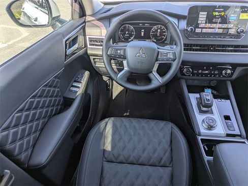 New 2025 Mitsubishi Outlander SEL image 17