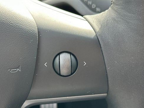 Used 2023 Tesla Model Y Performance image 31