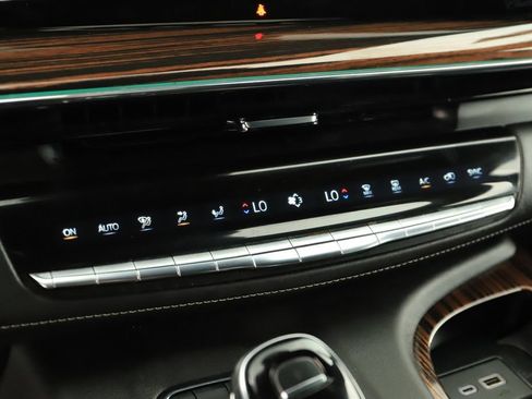 Used 2024 Cadillac Escalade Luxury AWD/4WD image 27