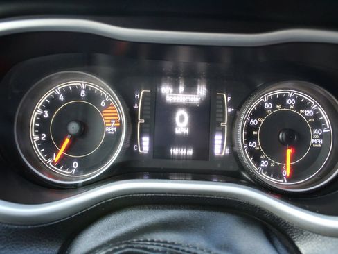 Used 2018 Jeep Cherokee Latitude Plus FWD image 14