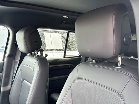 Used 2025 Land Rover Defender 110 X-Dynamic SE image 19