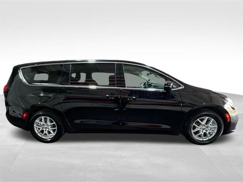 Used 2024 Chrysler Pacifica Touring-L image 4