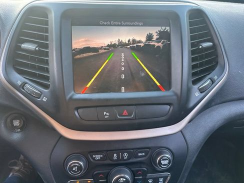Used 2017 Jeep Cherokee Limited AWD/4WD image 5