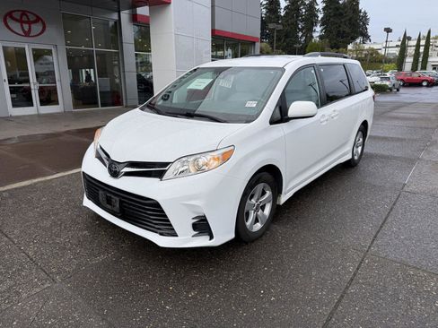 Used 2020 Toyota Sienna LE image 2