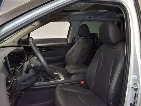 Used 2025 Kia Carnival SX Prestige FWD image 9
