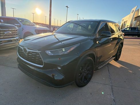 Used 2022 Toyota Highlander LE image 3