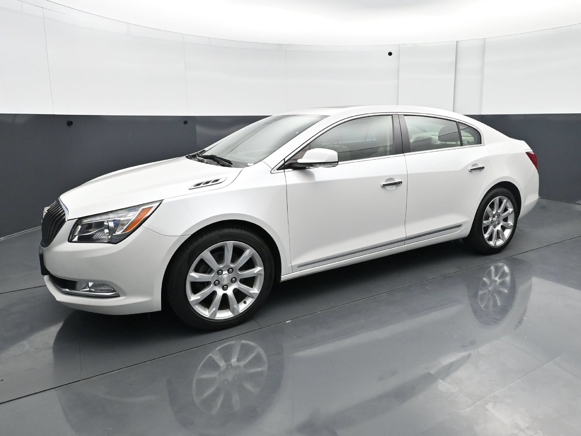 Used 2016 Buick LaCrosse Premium w/ Driver Confidence Package #1 FWD image 2