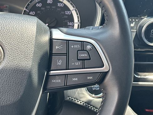Used 2023 Toyota Highlander XLE AWD/4WD image 19