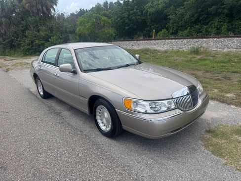 Used 1999 Lincoln Town Car Executive RWD image 2