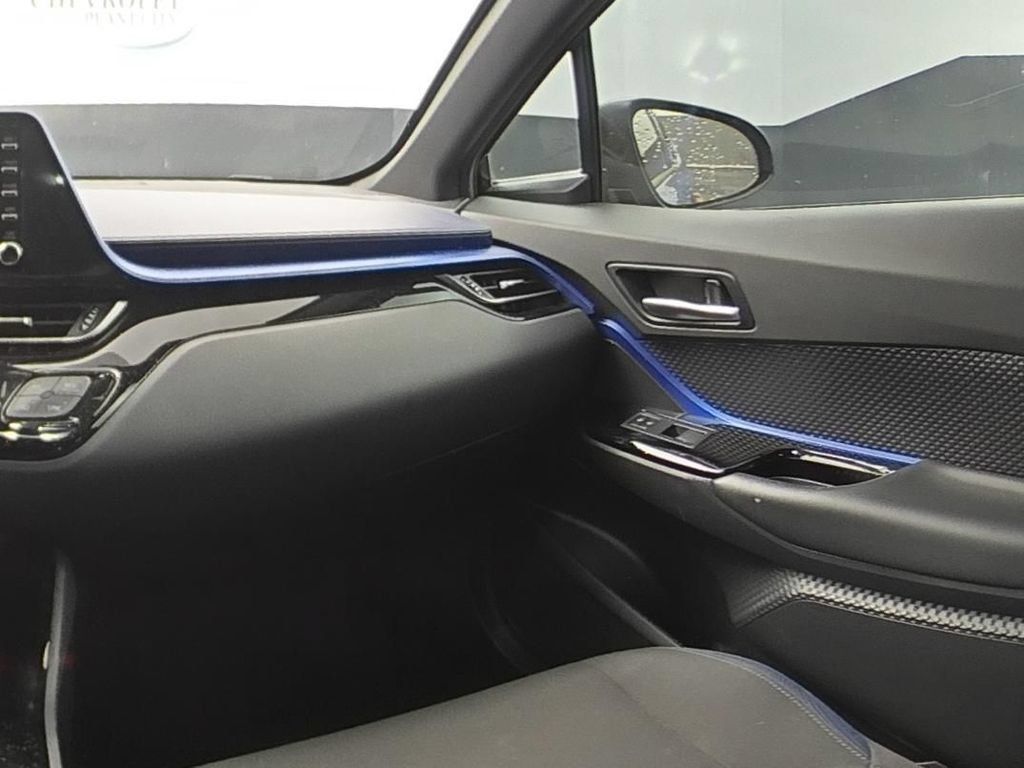 Used 2021 Toyota C-HR XLE FWD image 15