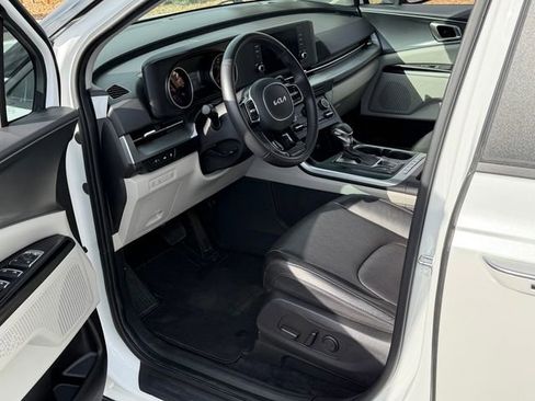 Used 2024 Kia Carnival LX FWD image 11