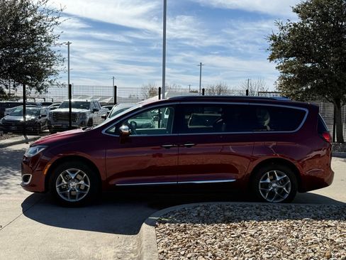 Used 2018 Chrysler Pacifica Limited image 2
