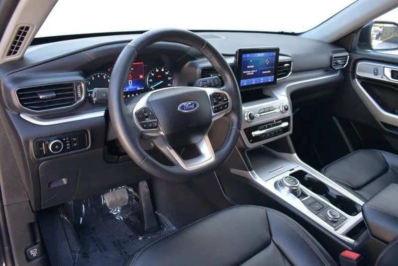Used 2024 Ford Explorer XLT w/ Equipment Group 202A AWD/4WD image 3