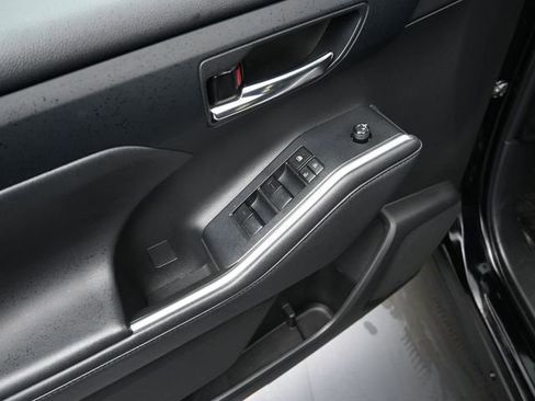 Used 2023 Toyota Highlander XLE FWD image 18