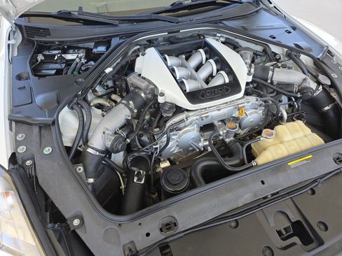 Used 2016 Nissan GT-R Premium AWD/4WD image 34