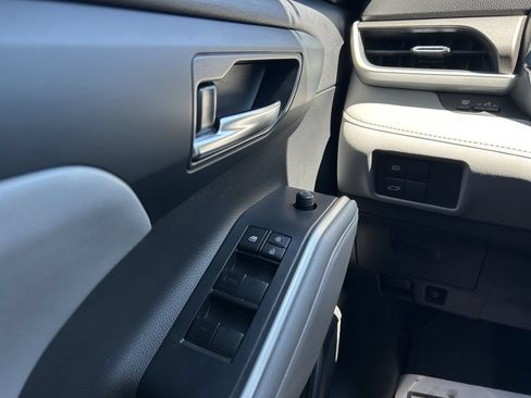 Used 2022 Toyota Highlander XLE AWD/4WD image 22