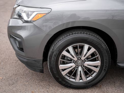 Used 2019 Nissan Pathfinder SV image 9