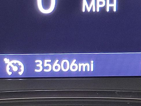 Used 2023 Chevrolet Traverse LT image 3