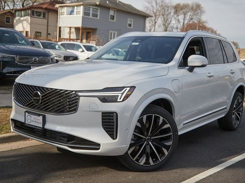 New 2025 Volvo XC90 T8 Plus w/ Protection Package Premier image 2