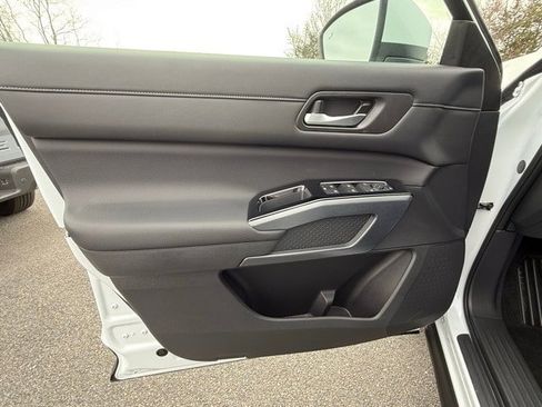 New 2025 Nissan Pathfinder SL w/ Black Appearance Package image 10