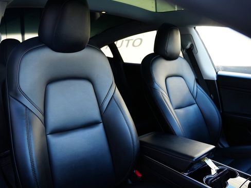 Used 2020 Tesla Model 3 Standard Range image 17