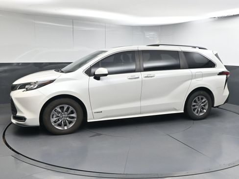 Certified 2021 Toyota Sienna XLE image 5