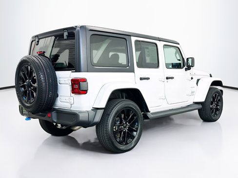 Used 2022 Jeep Wrangler Unlimited Sahara w/ Cold Weather Group AWD/4WD image 9