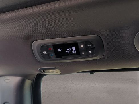 Used 2025 Chrysler Pacifica Limited FWD image 30