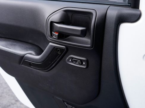 Used 2017 Jeep Wrangler Unlimited Sahara AWD/4WD image 25