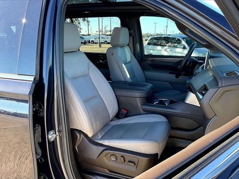 Used 2023 Chevrolet Suburban LT w/ LT Signature Plus Package image 28